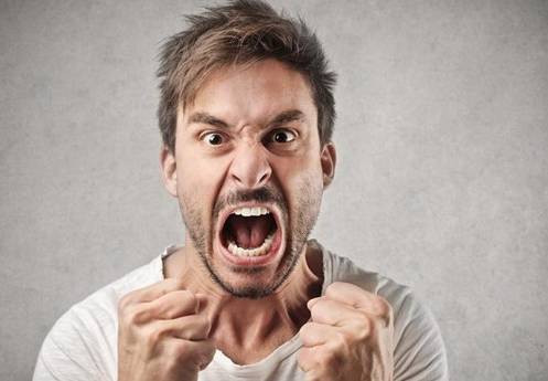 惊！大连日料店服务员因态度恶劣泼开水致客受伤被拘