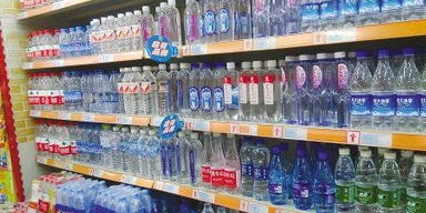 大爷蹲点周杰伦演唱会现场卖水，一瓶5元！