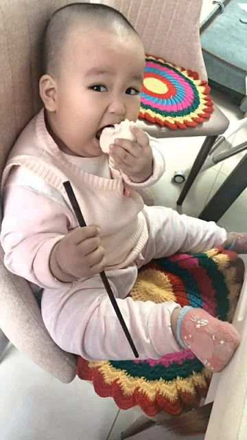 姑娘认真制作小馒头的画面