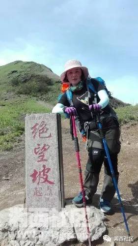 普通户外装备的驴友徒步场景