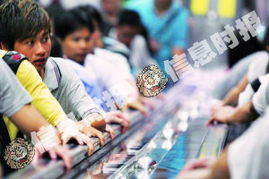 老年乘客在公交车内站稳场景