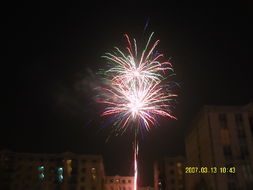 始祖鸟烟花事件：户外人的尴尬与反思