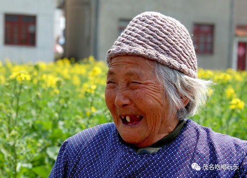 暖心！老奶奶离世多年，邻居默默帮忙打扫门前落叶