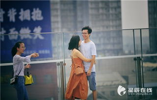 一对年轻情侣甜蜜相拥