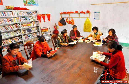 一群老人在社区活动中心打牌娱乐