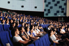 蔡国强正在创作