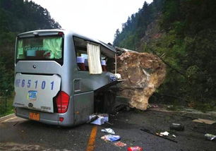 惊魂时刻！上海某小区高楼外墙瓷砖坠落，多车遭殃