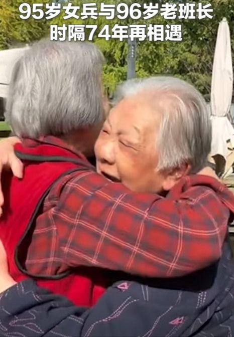 一个老人在公园散步思考