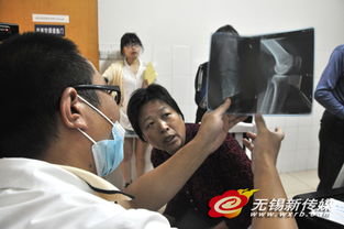 医生查看病人片子