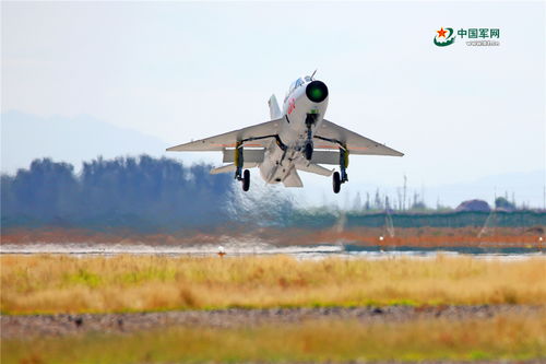 飞行员驾驶战机做新动作