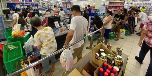 台风来临前人们抢购物资画面