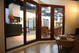 人们忙碌加固门窗场景