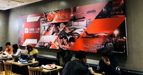 新闻工作者正在忙碌工作