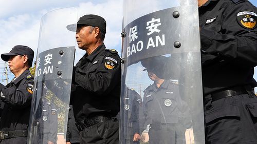 安保人员成功控制场面