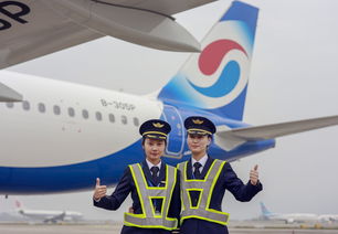 咱的飞行员嘴咋这么严呢？