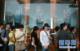 人们排队买挂绳