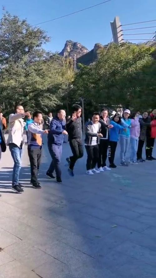 家庭一起做户外运动