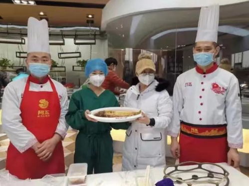 厨师正在精心准备预制菜