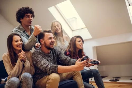 人们参加社交活动