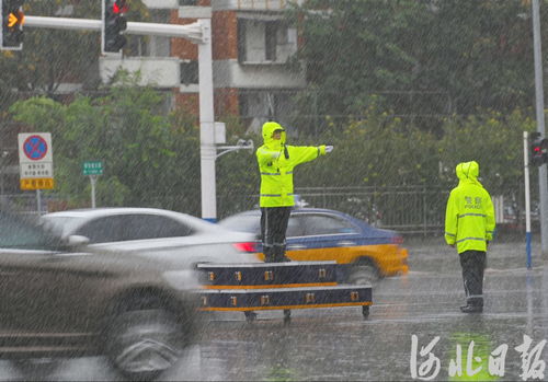 交警冒雨指挥交通