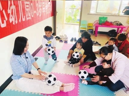 家长陪孩子在家读书的画面