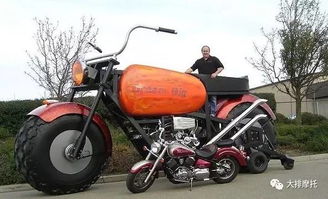 委内瑞拉奇景：民众骑摩托伴装甲车而行！