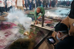 蔡国强在现场创作的画面