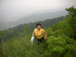 户外爱好者登山场景