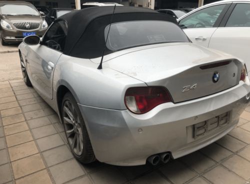 一位车主开心地展示自己购买的CR-V