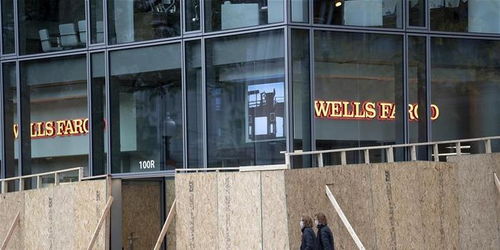 志愿者协助加固门窗