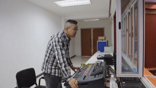 工作人员忙碌工作