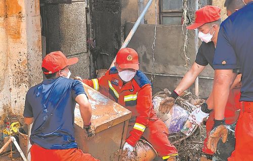 救援人员救助受灾群众