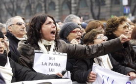 高呼口号的人群