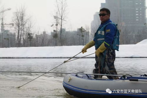 救援人员在水中救人