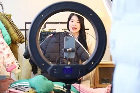 主播在直播间热情推销四件套的画面