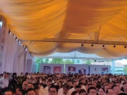 柯克追悼会上的意外同框：特朗普与马斯克的奇妙相遇