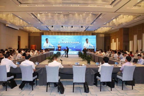 一群人正在严肃地开会讨论相关事宜